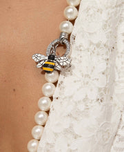 Cargar imagen en el visor de la galería, Broche Abeja + Lenzo
