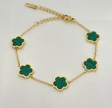 Cargar imagen en el visor de la galería, Pulsera cadena delicada trébol en acero Inoxidable dorado super leve se puede hacer Conjunto con el collar trébol Está super de moda. Para mujer modernas