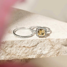 Cargar imagen en el visor de la galería, Este anillo doble es perfecto para quienes adoran las joyas llamativas y elegantes. La circonita Canary Ice Cut de 8 mm se realza con moissanitas de 1,0 mm / 0,3 ct, color D —el más claro e incoloro según la escala GIA— y claridad VVS1, una clasificación muy alta según la misma escala. Elaborado en plata de ley 925, es pura magia.