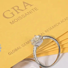 Cargar imagen en el visor de la galería, Anillo Alianza pizza moissanite 6mm de alta calidade en plata925.
Características principales:
Material: Fabricado en plata de ley 925 de alta calidad, con un lujoso baño de rodio para un brillo duradero. La plata de ley 925 es un metal ligero compuesto por un 92,5 % de plata pura. Es muy resistente y está diseñado para el uso diario. Piedras:
Moissanita: Utilizamos una variedad de moissanitas de alta calidad, seleccionadas por su belleza y durabilidad.
Tamaño de la piedra: 6mm
Hipoalergénico: Libre de