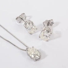 Cargar imagen en el visor de la galería, Collar Oval Moissanite 5/7mm en Plata 925 con Baño en Ródio Blanco
Características principales:
Material: Fabricado en plata de ley 925 de alta calidad, con un lujoso baño de rodio para un brillo duradero. La plata de ley 925 es un metal ligero compuesto por un 92,5 % de plata pura. Es muy resistente y está diseñado para el uso diario. Piedras:
Moissanita: Utilizamos una variedad de moissanitas de alta calidad, seleccionadas por su belleza y durabilidad.
Tamaño de la piedra: 5 x 7 mm
Hipoalergénico: Li