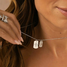 Cargar imagen en el visor de la galería, Collar con medallas en forma de estrella con circonitas cúbicas blancas, 80 cm - Plata de ley 925
El collar Medallas Estrelladas es el accesorio perfecto para darle un toque mágico a cualquier look. Sus diminutas estrellas, adornadas con circonitas cúbicas, iluminan todo, y la plata de ley 925 le aporta un elegante acabado de joyería. Con 80 cm de largo, es moderno, sofisticado y ¡acaparará todas las miradas!
joyas hipoalergénicas y sin níquel.