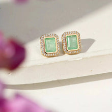 Cargar imagen en el visor de la galería, Pendientes rectangulares con fusión de esmeraldas colombianas y circonitas cúbicas blancas - Chapados en oro de 18 quilates.
¡El pendiente que combina color, brillo y sofisticación! El pendiente rectangular Colombian Emerald Fusion presenta una piedra verde intensa rodeada de circonitas cúbicas blancas que realzan su brillo único. El baño de oro de 18 quilates garantiza un acabado lujoso y una gran durabilidad. Una joya moderna y elegante, perfecta para iluminar tu look con elegancia y personalidad.
Se pu