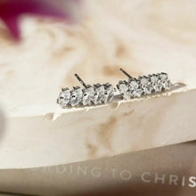 Cargar imagen en el visor de la galería, Pendientes de aro Navette con circonita cúbica blanca - Plata de ley 925
Este pendiente tipo ear cuff de plata de ley 925 está engastado con circonitas cúbicas blancas talla marquesa, creando un diseño sofisticado y moderno. Una joya versátil que aporta un brillo intenso y elegancia a cada detalle, perfecta para transformar cualquier look.