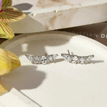 Cargar imagen en el visor de la galería, Pendientes de oreja ovalados y en forma de lágrima con circonita cúbica blanca - plata de ley 925
Este pendiente tipo ear cuff de plata de ley 925 combina circonitas cúbicas blancas ovaladas y en forma de lágrima, creando un diseño sofisticado que ilumina elegantemente el rostro. Una joya moderna, versátil y con estilo que transformará cualquier look con su brillo único.
Una Joya única Wal Barros Brand.
joyas hipoalergénicas y sin níquel.