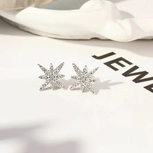 Cargar imagen en el visor de la galería, Pendientes de botón en forma de estrella con circonita cúbica blanca - plata de ley 925
¡Los pendientes Top Star son ese toque de brillo encantador que ilumina tu look al instante! Las circonitas cúbicas blancas hacen que todo brille con luz propia, y la plata de ley 925 les da un aire de joyería elegante. ¡Unos pendientes pequeños y con estilo que te harán brillar aún más!
Super fashion e confortável.
Joyas hipoalergenicas y sin niquel