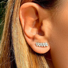 Cargar imagen en el visor de la galería, Pendientes de aro Navette con circonita cúbica blanca - Plata de ley 925
Este pendiente tipo ear cuff de plata de ley 925 está engastado con circonitas cúbicas blancas talla marquesa, creando un diseño sofisticado y moderno. Una joya versátil que aporta un brillo intenso y elegancia a cada detalle, perfecta para transformar cualquier look.