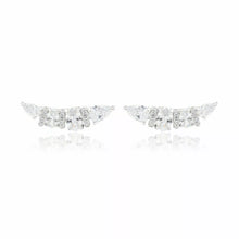 Cargar imagen en el visor de la galería, Pendientes de oreja ovalados y en forma de lágrima con circonita cúbica blanca - plata de ley 925
Este pendiente tipo ear cuff de plata de ley 925 combina circonitas cúbicas blancas ovaladas y en forma de lágrima, creando un diseño sofisticado que ilumina elegantemente el rostro. Una joya moderna, versátil y con estilo que transformará cualquier look con su brillo único.
Una Joya única Wal Barros Brand.
joyas hipoalergénicas y sin níquel.