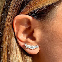 Cargar imagen en el visor de la galería, Pendientes de oreja ovalados y en forma de lágrima con circonita cúbica blanca - plata de ley 925
Este pendiente tipo ear cuff de plata de ley 925 combina circonitas cúbicas blancas ovaladas y en forma de lágrima, creando un diseño sofisticado que ilumina elegantemente el rostro. Una joya moderna, versátil y con estilo que transformará cualquier look con su brillo único.
Una Joya única Wal Barros Brand.
joyas hipoalergénicas y sin níquel.