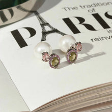 Cargar imagen en el visor de la galería, Pendientes ovalados con cierre de perla, cristal de rodolita, cristal de peridoto y circonita cúbica rosa - Plata de ley 925.
¡Estos pendientes son pura magia! Con cristales ovalados de rodolita y peridoto, circonitas cúbicas rosas brillantes y un delicado cierre de perlas, combinan color y elegancia en la medida justa. ¡Una pieza moderna y romántica de la que es imposible no enamorarse!
