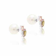 Cargar imagen en el visor de la galería, ¡Estos pendientes son pura magia! Con cristales ovalados de rodolita y peridoto, circonitas cúbicas rosas brillantes y un delicado cierre de perlas, combinan color y elegancia en la medida justa. ¡Una pieza moderna y romántica de la que es imposible no enamorarse!