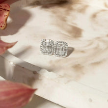 Cargar imagen en el visor de la galería, Este pendiente rectangular de plata de ley 925 presenta un diseño moderno con líneas delicadas y moissanitas melee de 1,5 x 3 mm y 0,35 ct. Ofrece un brillo excepcional, color D (el más claro e incoloro según la escala GIA), claridad VVS1, un diseño moderno y reluciente, e incluye un certificado GRA.