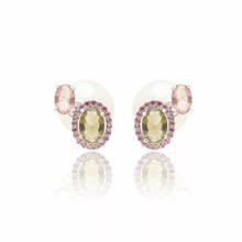 Cargar imagen en el visor de la galería, ¡Estos pendientes son pura magia! Con cristales ovalados de rodolita y peridoto, circonitas cúbicas rosas brillantes y un delicado cierre de perlas, combinan color y elegancia en la medida justa. ¡Una pieza moderna y romántica de la que es imposible no enamorarse!
