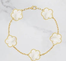 Cargar imagen en el visor de la galería, Pulsera cadena delicada trébol en plata 925 en baño de oro18k dorado super leve se puede hacer Conjunto con el collar trébol Está super de moda. Para mujer modernas