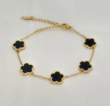 Cargar imagen en el visor de la galería, Pulsera cadena delicada trébol en acero Inoxidable dorado super leve se puede hacer Conjunto con el collar trébol Está super de moda. Para mujer modernas