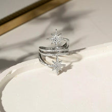 Cargar imagen en el visor de la galería, Anillo Estrellas con Zircônias Blancas - Plata 925
El anillo de estrellas en plata 925 cautiva con su diseño moderno y delicado. Dos estrellas engastadas con circonitas blancas brillan sobre bandas curvas, creando un aspecto etéreo y sofisticado.
Super fashion y moderno . Una verdadeira joya.
joyas hipoalergénicas y sin niquel.
