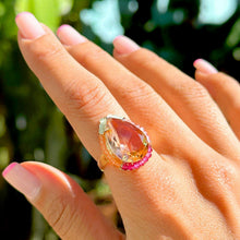 Cargar imagen en el visor de la galería, Anillo de morganita con forma de lágrima, adornado con cristales bordados de morganita y turmalina rosa.
Chapado en oro nano de 18 quilates
Hipoalergénico, sin níquel
Garantía de chapado de 1 año
Elaborado con piedras/cristales sintéticos