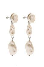 Cargar imagen en el visor de la galería, Pendiente largo com 3 pérolas em diferentes formatos em banho de rodio ou banho de ouro. Perlas estão super em alta, de moda, mescladas com outras golas da marca Wal Barros,
Joyas chiques para elevar seu look todos os dias.
Se você pode fazer um conjunto com o colarinho perlas formas elo dourado