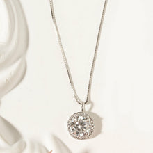 Cargar imagen en el visor de la galería, Collar con talla brillante y moissanita de 8 mm, 2,13 ct/200 puntos - D VVS1, 50 cm - Plata de ley 925
Este collar de plata de ley 925 ofrece el toque justo de elegancia y brillo. La moissanita de 8 mm y 2,13 ct/200 puntos tiene un corte brillante, un color D superincoloro en la escala GIA y una claridad VVS1. Incluye una cadena veneciana de 50 cm, un cierre seguro y un certificado de autenticidad GRA para la piedra.
Características principales:
Material: Fabricado en plata de ley 925 de alta calidad,