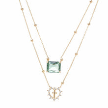 Cargar imagen en el visor de la galería, Collar escapulario con colgantes, cristal verde y colgante sagrado corazón, la pieza crea un aspecto ligero y refinado. El contraste de colores hace que el escapulario sea llamativo, luminoso y lleno de personalidad.
cadena 70 cm - Chapado en oro de 18 quilates.
se puede hacer conjunto con el pendiente. Ventas separadas.