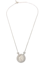 Cargar imagen en el visor de la galería, Collar com colgante Nuestra Señora de Gracia, em relevo plata con baño de rodio, circonitas brancas incrustadas nas bordas e flores na cadência em circonitas brancas no Baño em ouro de 18k