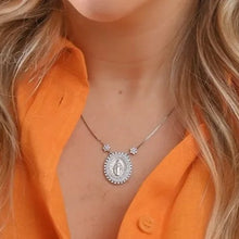 Cargar imagen en el visor de la galería, Collar com colgante Nuestra Señora de Gracia, em relevo plata con baño de rodio, circonitas brancas incrustadas nas bordas e flores na cadência em circonitas brancas no Baño em ouro de 18k