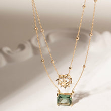 Cargar imagen en el visor de la galería, Collar escapulario con colgantes, cristal verde y colgante sagrado corazón, la pieza crea un aspecto ligero y refinado. El contraste de colores hace que el escapulario sea llamativo, luminoso y lleno de personalidad.
cadena 70 cm - Chapado en oro de 18 quilates.
se puede hacer conjunto con el pendiente. Ventas separadas.