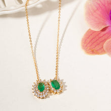 Cargar imagen en el visor de la galería, Collar ovalado con cristal de esmeralda y circonita cúbica blanca de 50 cm - Chapado en oro de 18k
Este collar ovalado con cristal de esmeralda y circonita cúbica blanca ofrece un look sofisticado y llamativo, lleno de un brillo elegante. Con 50 cm de largo y bañado en oro de 18 quilates, la pieza combina el verde intenso del cristal de esmeralda con delicadas circonitas cúbicas incrustadas, creando una composición moderna y refinada, perfecta para realzar cualquier atuendo.
