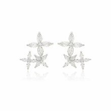 Cargar imagen en el visor de la galería, Pendientes tipo ear cuff con flores y 4 pétalos - Plata de ley 925
El pendiente earcuff con forma de flor de cuatro pétalos es pura elegancia. Elaborado en plata de ley 925, presenta un delicado diseño floral que se ajusta a la oreja y le confiere un estilo sofisticado. Ligero, moderno y cómodo, es ese detalle que transforma tu atuendo sin esfuerzo y garantiza un look actual y sofisticado.
Una Joya única Wal Barros Brand.
joyas hipoalergénicas y sin níquel.
