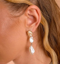 Cargar imagen en el visor de la galería, Pendiente largo com 3 pérolas em diferentes formatos em banho de rodio ou banho de ouro. Perlas estão super em alta, de moda, mescladas com outras golas da marca Wal Barros,
Joyas chiques para elevar seu look todos os dias.
Se você pode fazer um conjunto com o colarinho perlas formas elo dourado