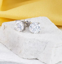 Cargar imagen en el visor de la galería, Pendiente moissanite ponto de luz redondo 5mm 0,5ct de alta calidade em plata925.
Características principais:
Material: Hecho de prata esterlina 925 de alta qualidade, com sua escolha de banho de ouro ou rodio de luxo para um brilho duradouro. A prata de ley 925 é um metal leve feito com 92,5% de prata pura. É muito durável e foi projetado para uso diário.
Pedras: Moissanita: utilizamos uma variedade de pedras de moissanita de alta qualidade, selecionadas por sua beleza e longevidade.
Tamanho da pedra: 5 m