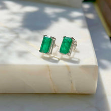 Cargar imagen en el visor de la galería, Pendiente rectangular Esmeralda en plata 925.
¡El pendiente rectangular con diseño de esmeralda Fusion es pura elegancia! El vibrante verde de la piedra es encantador, y su diseño rectangular le aporta un toque moderno. Elaborado en plata de ley 925, es el pendiente perfecto para quienes aman el estilo y el brillo.
Delicado como una joya.
Joyas sin niquel.