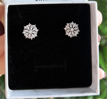 Cargar imagen en el visor de la galería, Pendiente Botón Flor Plata 925
