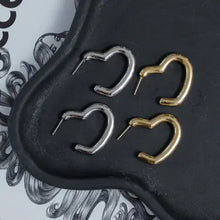 Cargar imagen en el visor de la galería, Pendiente Corazon Vazado Plata

