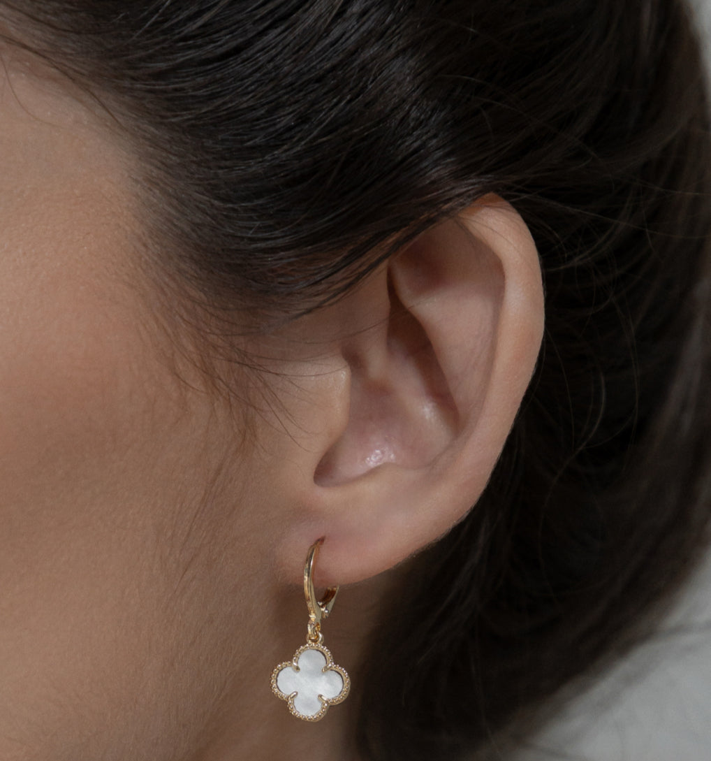 Arete Trébol madreperla