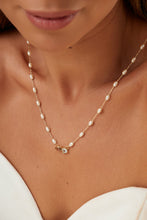 Cargar imagen en el visor de la galería, Collar Escapulario Perlas Cristales Dorado
