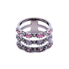Cargar imagen en el visor de la galería, Anillo rodio negro con Cristales Rubí
