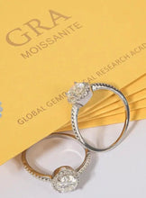Cargar imagen en el visor de la galería, Anillo Alianza pizza moissanite 6mm de alta calidade en plata925.

Características principales:

Material: Fabricado en plata de ley 925 de alta calidad, con un lujoso baño de rodio para un brillo duradero. La plata de ley 925 es un metal ligero compuesto por un 92,5 % de plata pura. Es muy resistente y está diseñado para el uso diario. Piedras:

Moissanita: Utilizamos una variedad de moissanitas de alta calidad, seleccionadas por su belleza y durabilidad.

Tamaño de la piedra: 6mm

Hipoalergénico: Libre de

