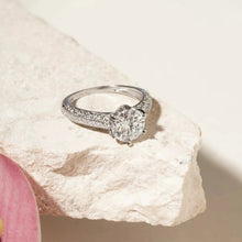 Cargar imagen en el visor de la galería, Anillo solitario de moissanita, talla brillante, 8 mm / 2,36 ct D - VVS1 - Plata de ley 925

El anillo solitario es un clásico que siempre impresiona. Elaborado en plata de ley 925, luce una moissanita de talla brillante de 8 mm y 2,36 ct, color D —el más claro e incoloro según la escala del GIA— y claridad VVS1, una clasificación muy alta según dicha escala. Una joya elegante y moderna, diseñada para brillar en todo momento.
