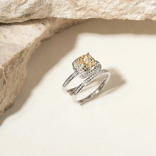 Cargar imagen en el visor de la galería, Este anillo doble es perfecto para quienes adoran las joyas llamativas y elegantes. La circonita Canary Ice Cut de 8 mm se realza con moissanitas de 1,0 mm / 0,3 ct, color D —el más claro e incoloro según la escala GIA— y claridad VVS1, una clasificación muy alta según la misma escala. Elaborado en plata de ley 925, es pura magia.
