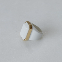 Cargar imagen en el visor de la galería, Anillo Resina cuadrado Blanco o Negro
