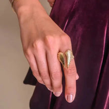 Cargar imagen en el visor de la galería, Anillo ajustable corazón super estiloso en baño de oro 18k.

Tam 16 Brasil (6,5 / 7 USA)

joyas hipoalergenicas y sin niquel.
