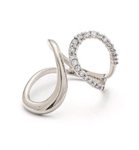 Cargar imagen en el visor de la galería, Anillo curvas con circonitas en baño de rodio. Súper elegantes.  Anillo Tamaño 8 USA ajustable.  joyas hipoalergénicas y sin níquel.
