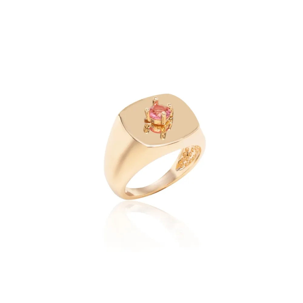 Anillo dedinho cuadrado alla pequena con piedra quartzo rosa en baño de oro18k