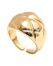 Cargar imagen en el visor de la galería, Anillo Gomos vazado dorado con baño de oro 18k. Súper elegantes.  Anillo Tamaño 8 USA ajustable.  joyas hipoalergénicas y sin níquel.
