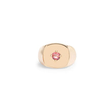 Cargar imagen en el visor de la galería, Anillo dedinho cuadrado alla pequena con piedra quartzo rosa en baño de oro18k
