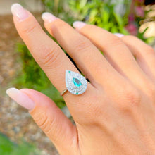 Cargar imagen en el visor de la galería, Anel Topazio en plata 925 com circonitas cravadas. Super chic,

Aro 19 BR / EUA 8

Joyas Hipoalergênicos e sem níquel.
