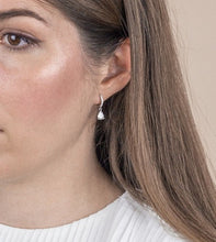 Cargar imagen en el visor de la galería, Arete Mini Gota Plata 925
