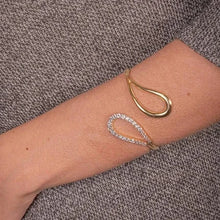 Cargar imagen en el visor de la galería, Bracelete vazado ajustable dorado con circonitas dorado en baño de Oro18k 

Joyas Hipoalergênicas e sem niquel.

6mm diâmetro.

 
