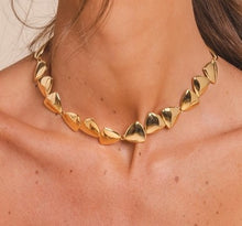 Cargar imagen en el visor de la galería, Choker en baño de oro 18k o en baño de rodio en formas de triangulo ao reves Gargantilla súper comoda ajustable.  32 cm + 10 cm de extensor  Joyas Hipoalergénicas y sin níquel  ¡Fashion Style!
